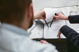 Revisión de documentación para cambiar de administrador de fincas en Ponferrada