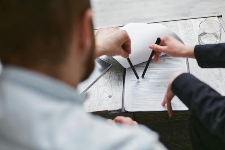 Revisión de documentación para cambiar de administrador de fincas en Ponferrada