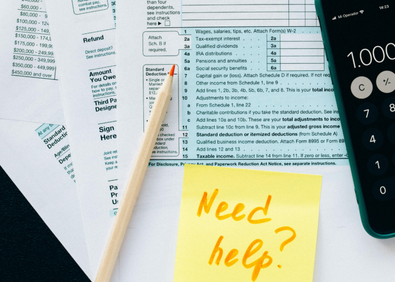 Campaña de la Renta 2025 con documentación fiscal y asesoramiento en Ponferrada